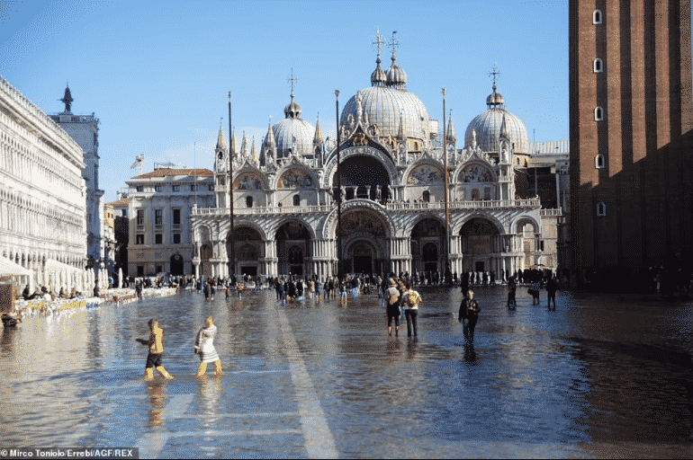 La plaza de San Marcos de Venecia se inundó nuevamente, ya que el aumento del nivel del mar hace que estas escenas sean más frecuentes