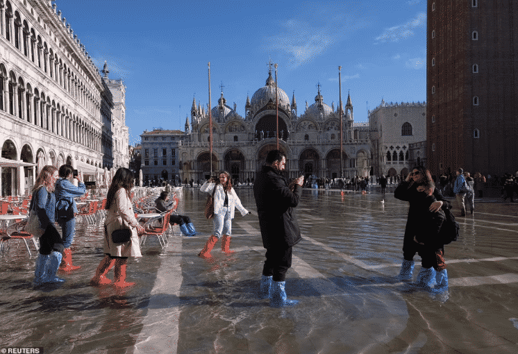 La plaza de San Marcos de Venecia se inundó nuevamente, ya que el aumento del nivel del mar hace que estas escenas sean más frecuentes