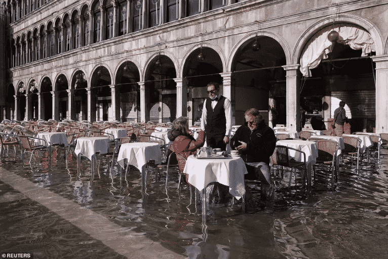 La plaza de San Marcos de Venecia se inundó nuevamente, ya que el aumento del nivel del mar hace que estas escenas sean más frecuentes