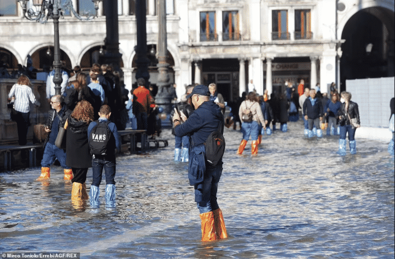 La plaza de San Marcos de Venecia se inundó nuevamente, ya que el aumento del nivel del mar hace que estas escenas sean más frecuentes