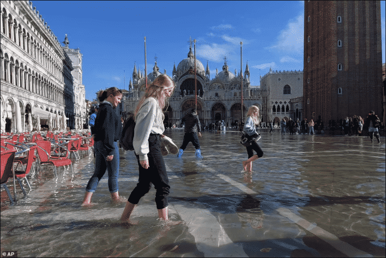 La plaza de San Marcos de Venecia se inundó nuevamente, ya que el aumento del nivel del mar hace que estas escenas sean más frecuentes