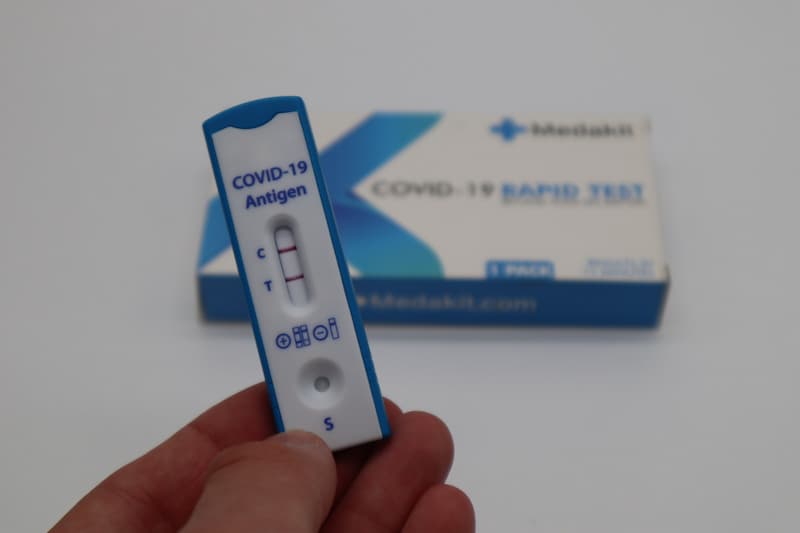 Aprueban píldora de Pfizer para COVID-19 - test rápido