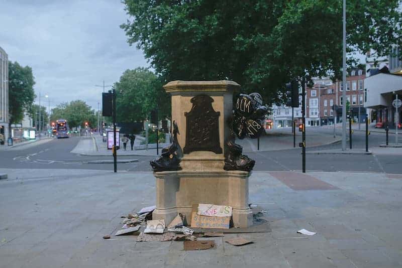 Banksy diseña remera inspirada en el pedestal de la estatua de Colston