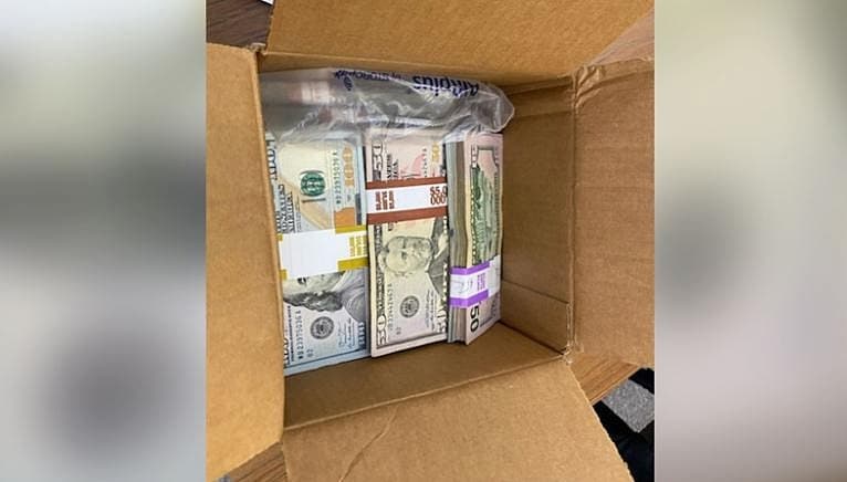 Caja misteriosa con dinero