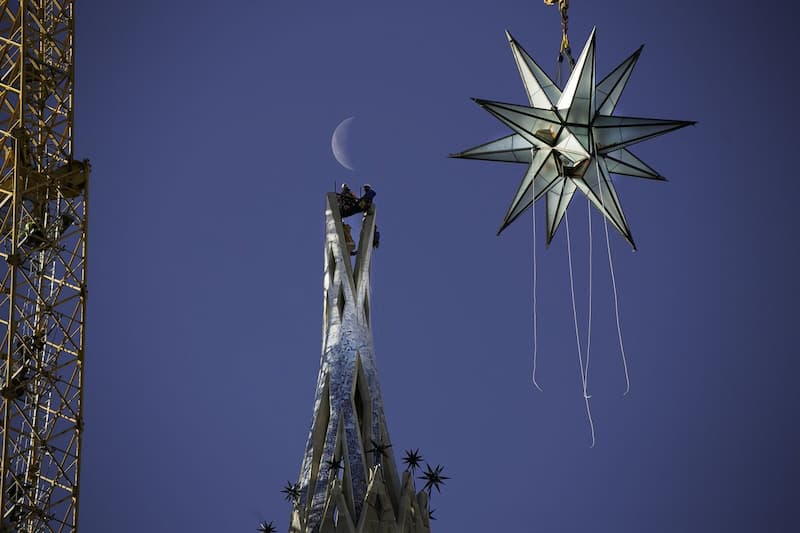 Colocación de la estrella en la Sagrada Familia