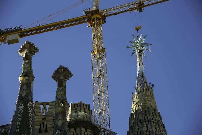 Colocación de la estrella en la Sagrada Familia