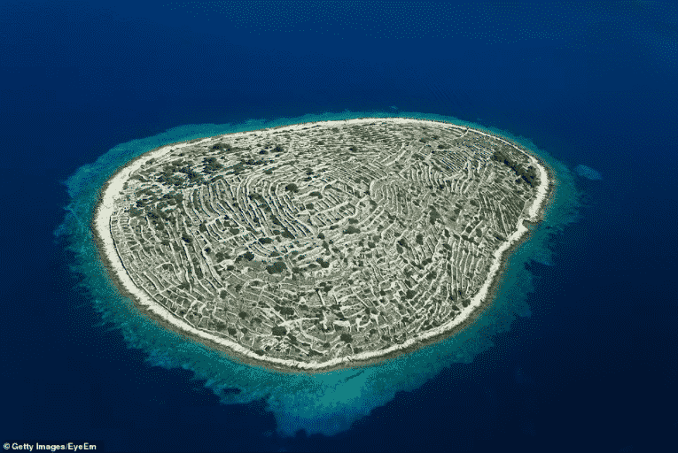 La increíble isla croata deshabitada que parece una huella digital gigante