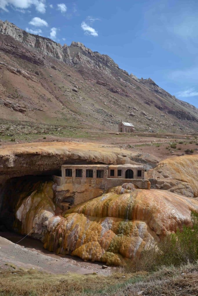 Puente del Inca: un patrimonio natural entre las ruinas de un hotel, termas y leyendas incas