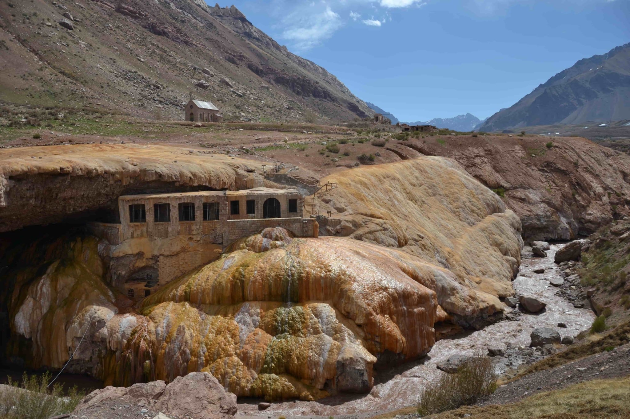 Puente del Inca un patrimonio natural entre las ruinas de un hotel, termas y leyendas incas