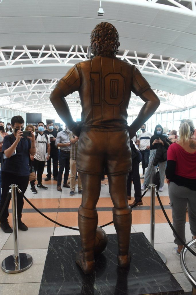 image Maradona estatua maradona aeropuerto ezeiza 1