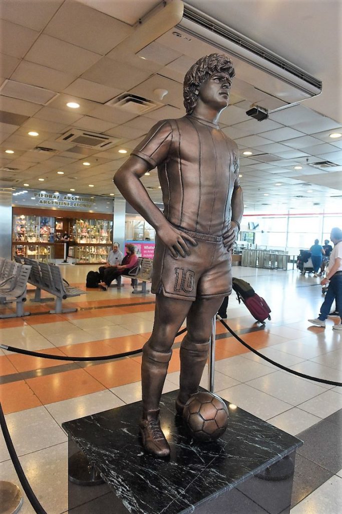 Colocaron una estatua en honor a Maradona en el Aeropuerto Internacional de Ezeiza