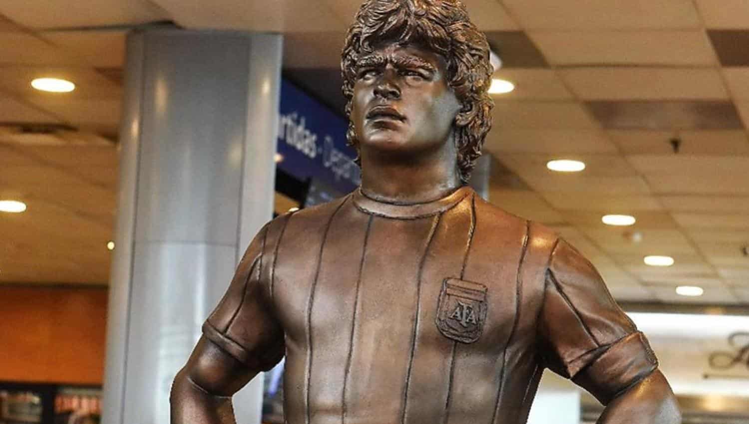 eterno-estatua-maradona-aeropuerto-ezeiza