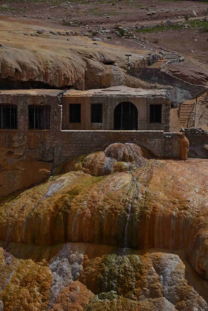 image Puente del Inca hotel de Puente del Inca. Junto a la ruta por donde San Martin cruzo la cordillera de los Andes de la Argentina a Chile 4