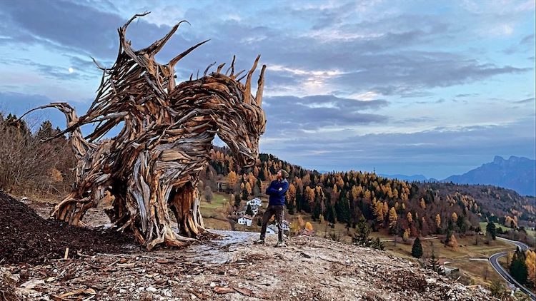 Artista crea una enorme escultura de dragón con árboles derribados por una tormenta