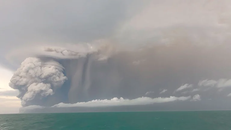 Erupción de volcán submarino generó un tsunami en Tonga