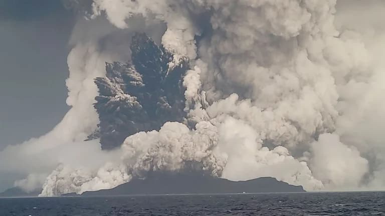 Erupción de volcán submarino