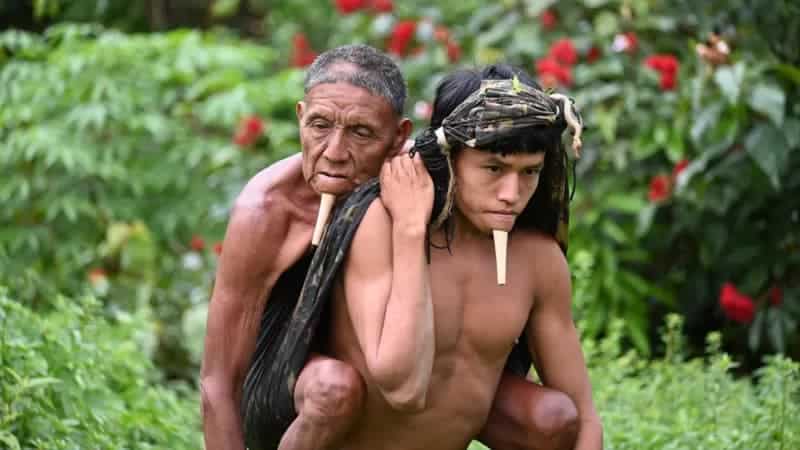 Indígena carga a su padre durante horas para que se vacune y la foto ha dado la vuelta al mundo