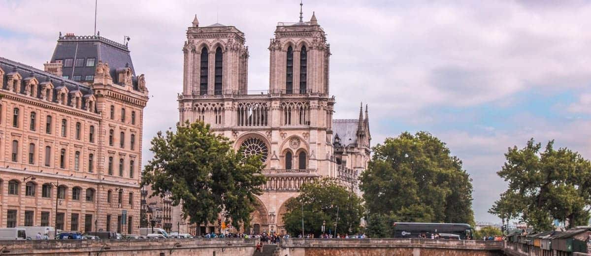 Un nuevo juego de realidad virtual propone salvar a Notre-Dame de un incendio