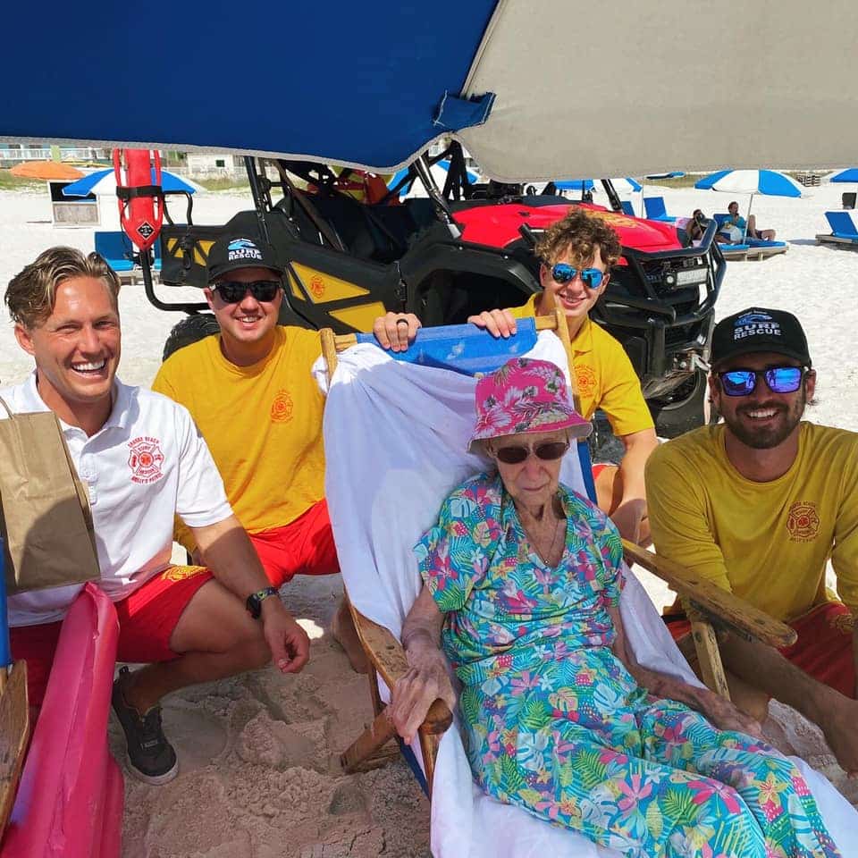 image Un carinoso guardavidas se encarga de llevar todos los dias a una mujer de 95 anos a la playa para que disfrute de sus vacaciones 2