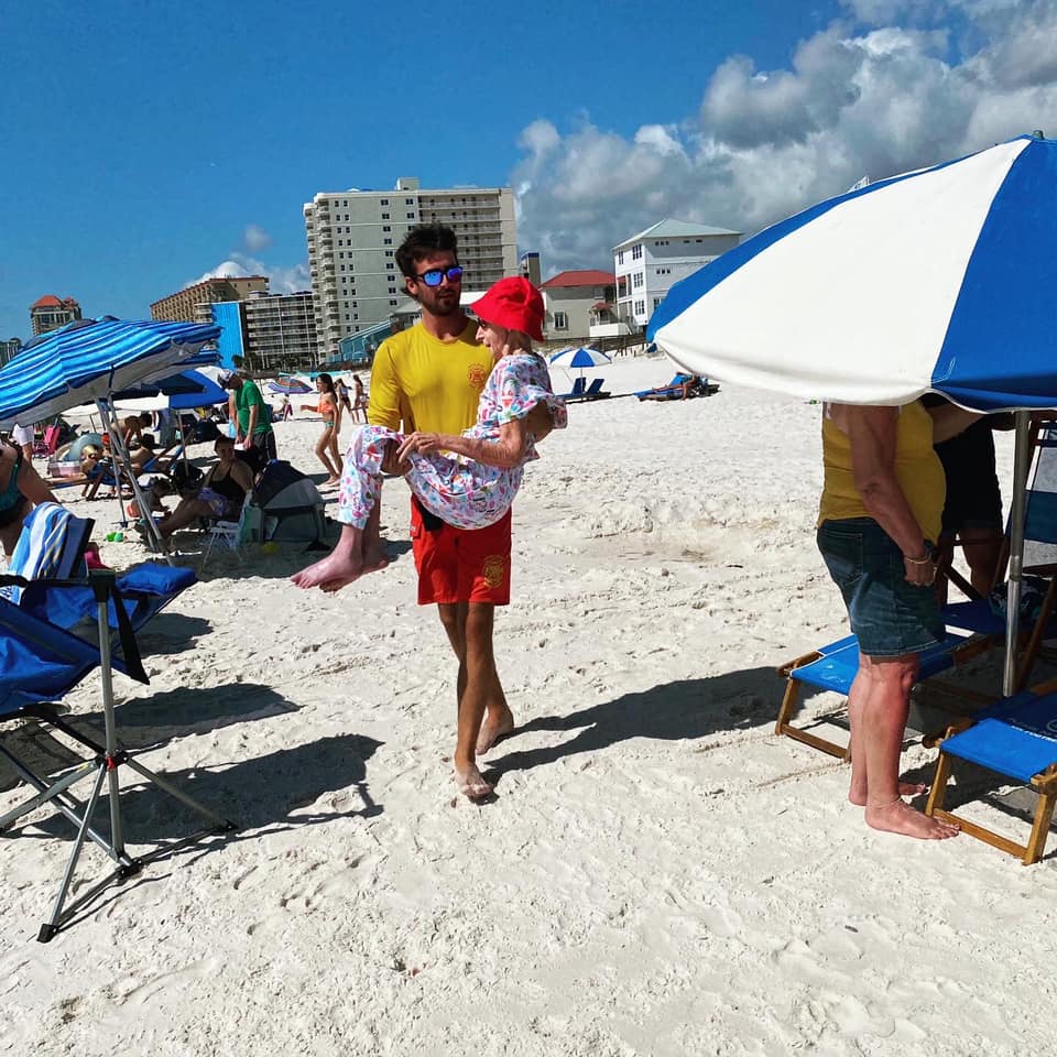 image Un carinoso guardavidas se encarga de llevar todos los dias a una mujer de 95 anos a la playa para que disfrute de sus vacaciones