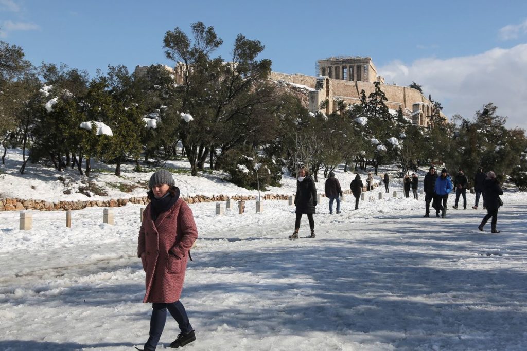 Un fuerte temporal de nieve deja impresionantes imágenes de Grecia cubierta de blanco