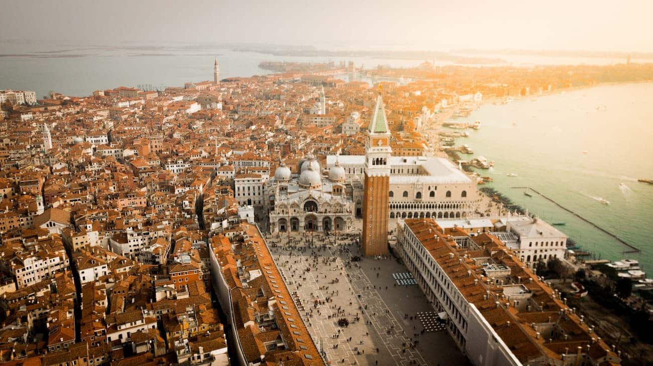 Venecia planea cobrar una tasa de 5 euros a turistas que vayan solo a pasar el día