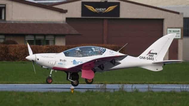 Avión ultraliviano de la mujer piloto más joven en volar por el mundo