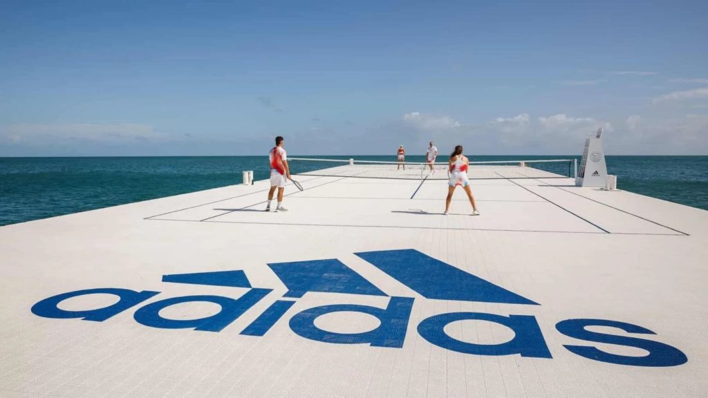 Adidas y Parley for the Oceans instalan una cancha de tenis flotante sustentable en medio de la Gran Barrera de Coral