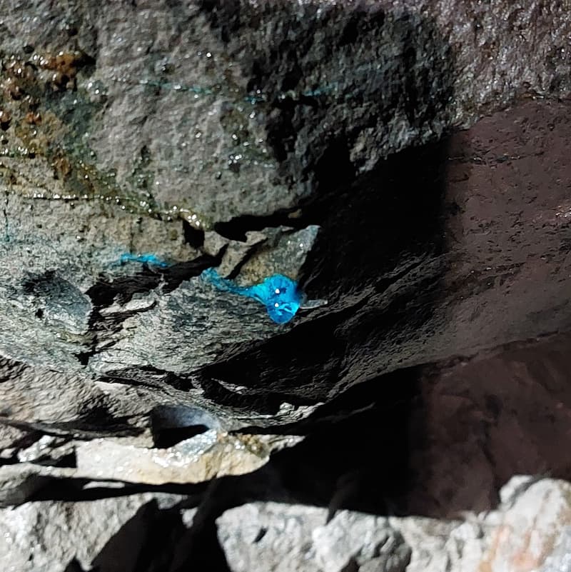 sustancia azul brillante Descubren una misteriosa sustancia azul brillante en una mina abandonada Hallan extraña sustancia azul brillante en una mina