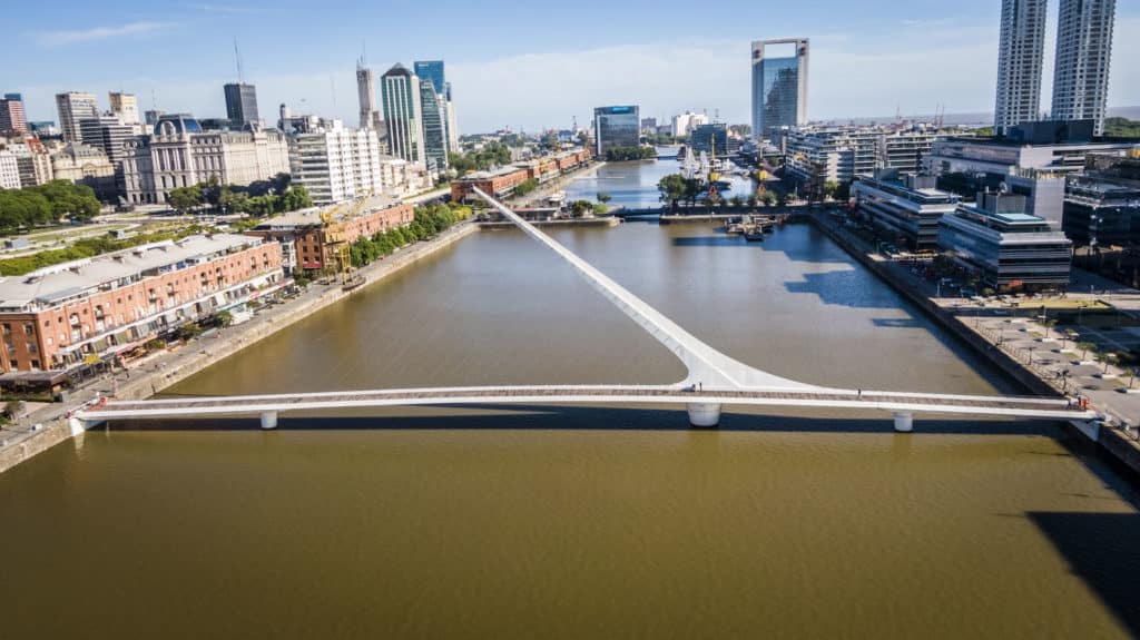 Buenos Aires renueva el piso del Puente de la Mujer con madera plástica hecha con 100 mil botellas PET