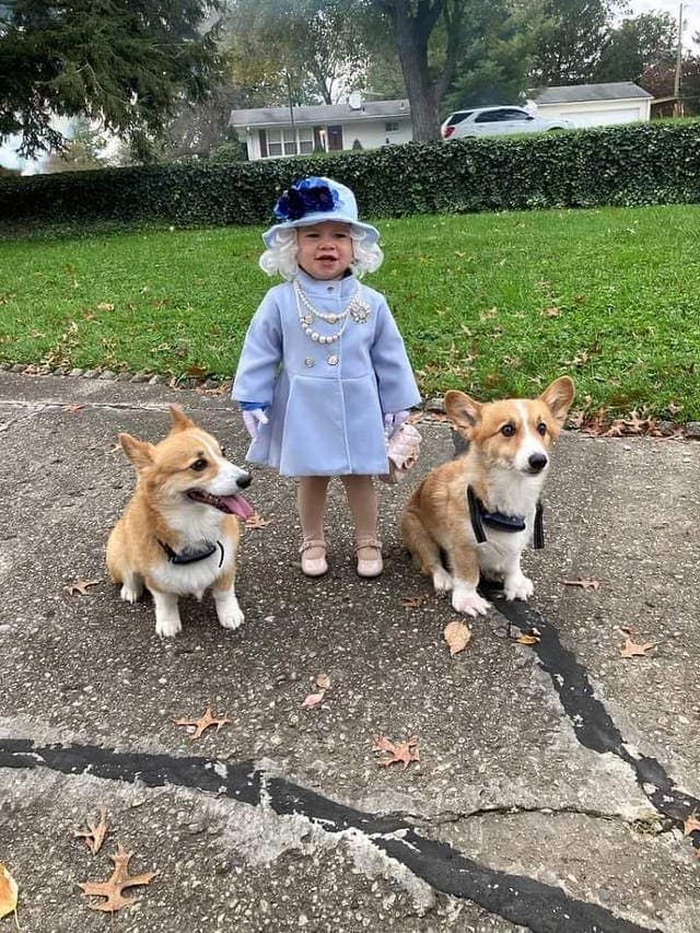 niña disfrazada de la reina elizabeth ii 