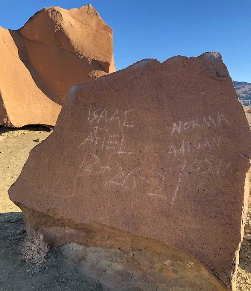 Piedra vandalizada en parque nacional - daño permanente 