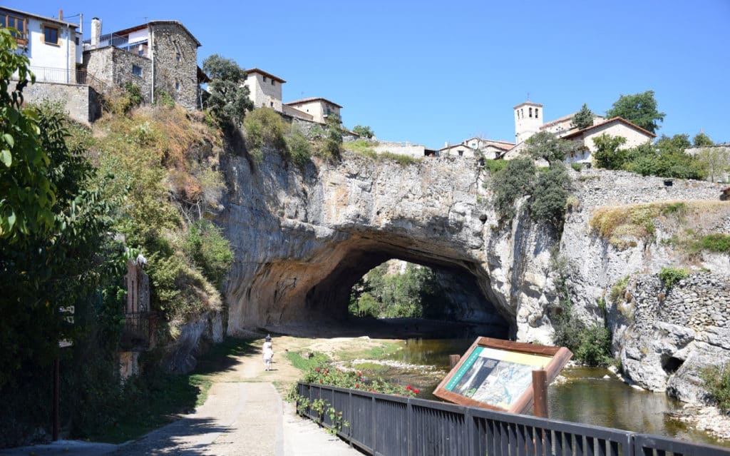 Puentedey: cómo llegar y qué ver en el nuevo destino que forma parte de los pueblos más bonitos de España