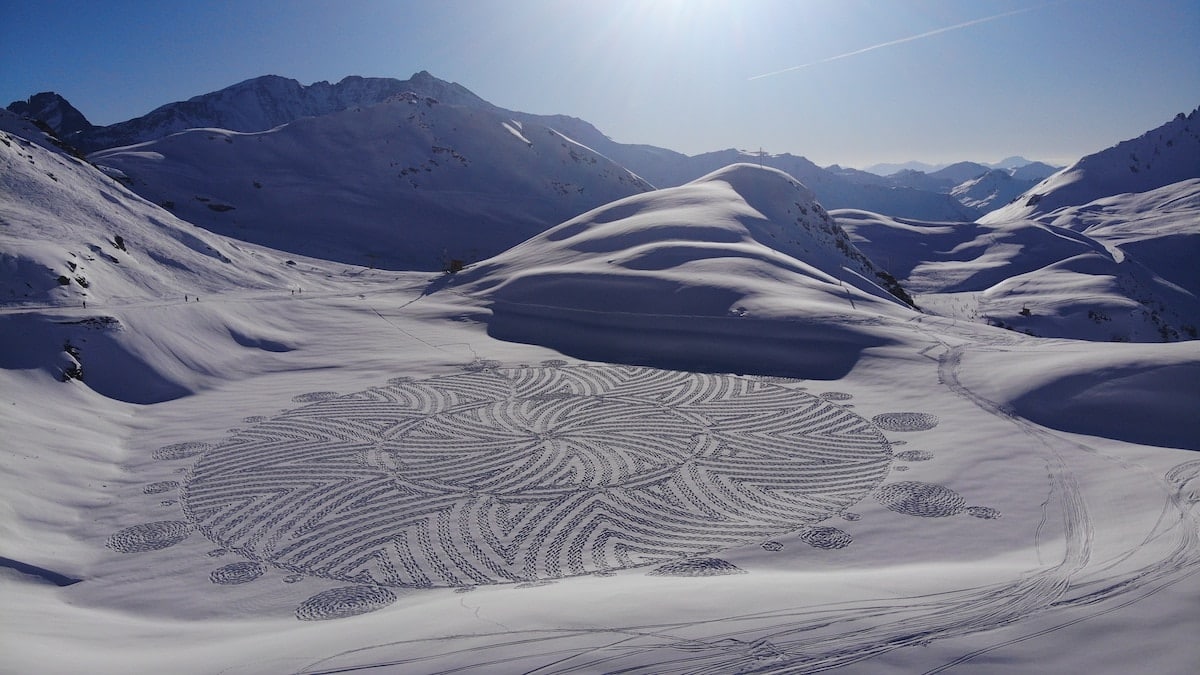 Cartógrafo camina durante horas en la nieve para crear arte con patrones geométricos-1