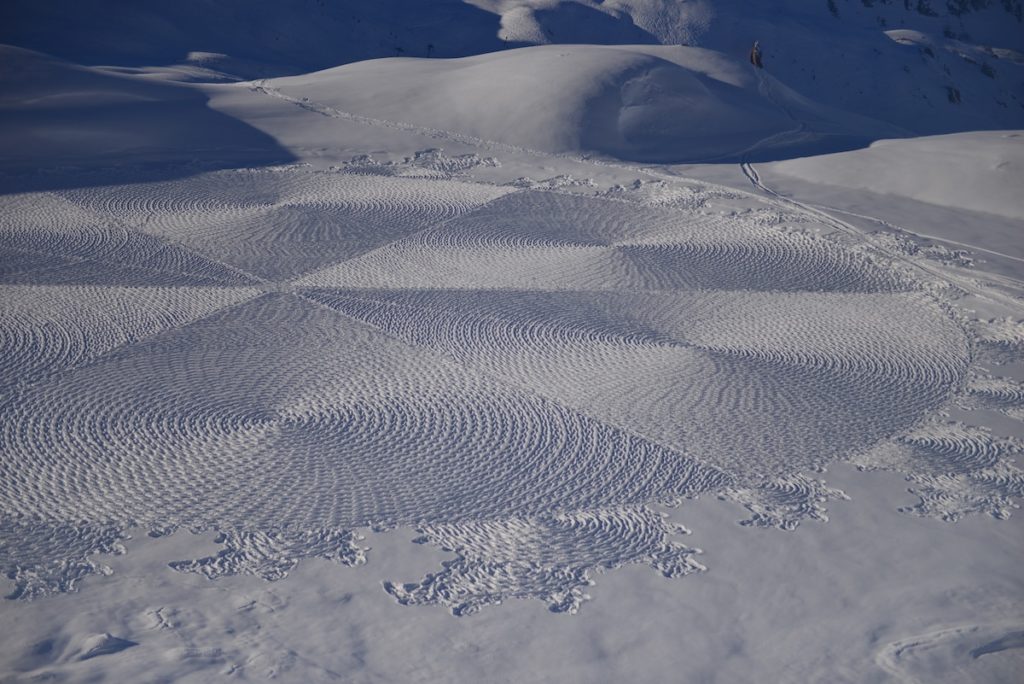 image cartógrafo Cartografo camina durante horas en la nieve para crear arte con patrones geometricos 3