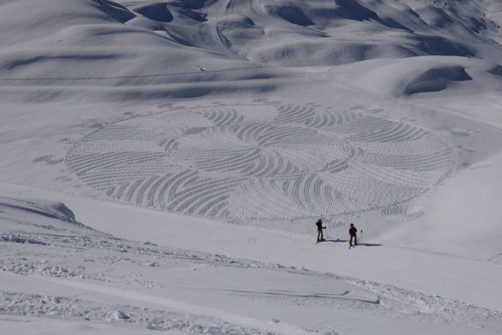 image cartógrafo Cartografo camina durante horas en la nieve para crear arte con patrones geometricos 4