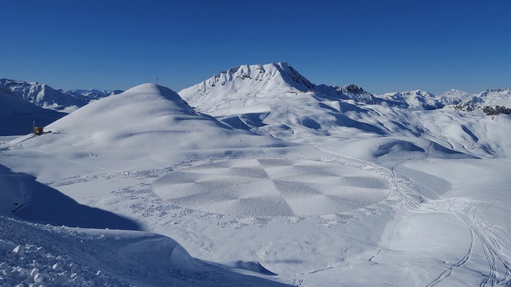 image cartógrafo Cartografo camina durante horas en la nieve para crear arte con patrones geometricos 5