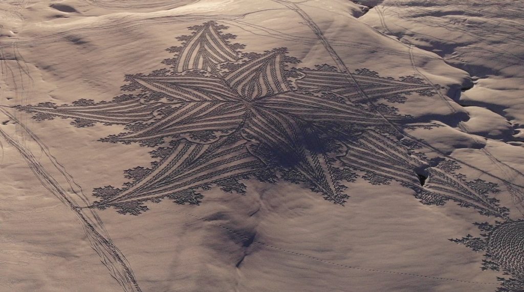 image cartógrafo Cartografo camina durante horas en la nieve para crear arte con patrones geometricos 6