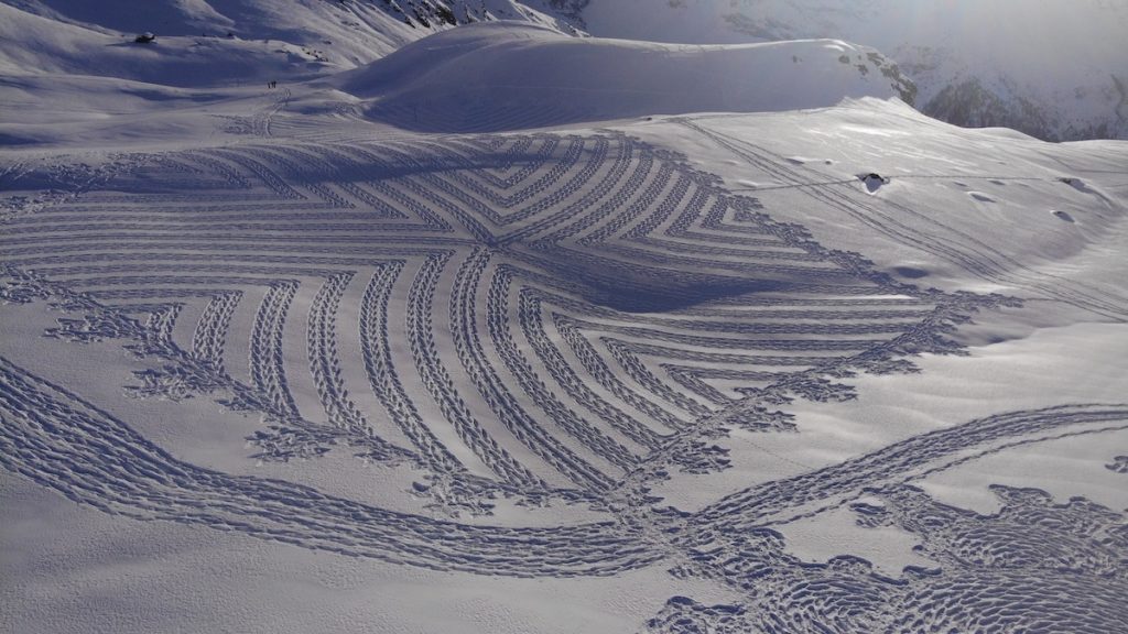 image cartógrafo Cartografo camina durante horas en la nieve para crear arte con patrones geometricos 7