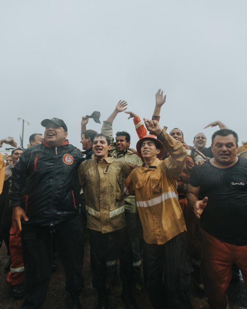 image corrientes Llovio en Corrientes y las imagenes de los bomberos festejando bajo el agua son realmente emocionantes 1