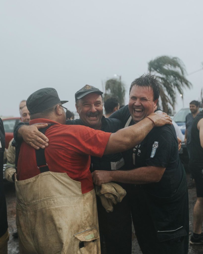 image corrientes Llovio en Corrientes y las imagenes de los bomberos festejando bajo el agua son realmente emocionantes 2