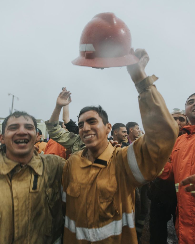 image corrientes Llovio en Corrientes y las imagenes de los bomberos festejando bajo el agua son realmente emocionantes 3