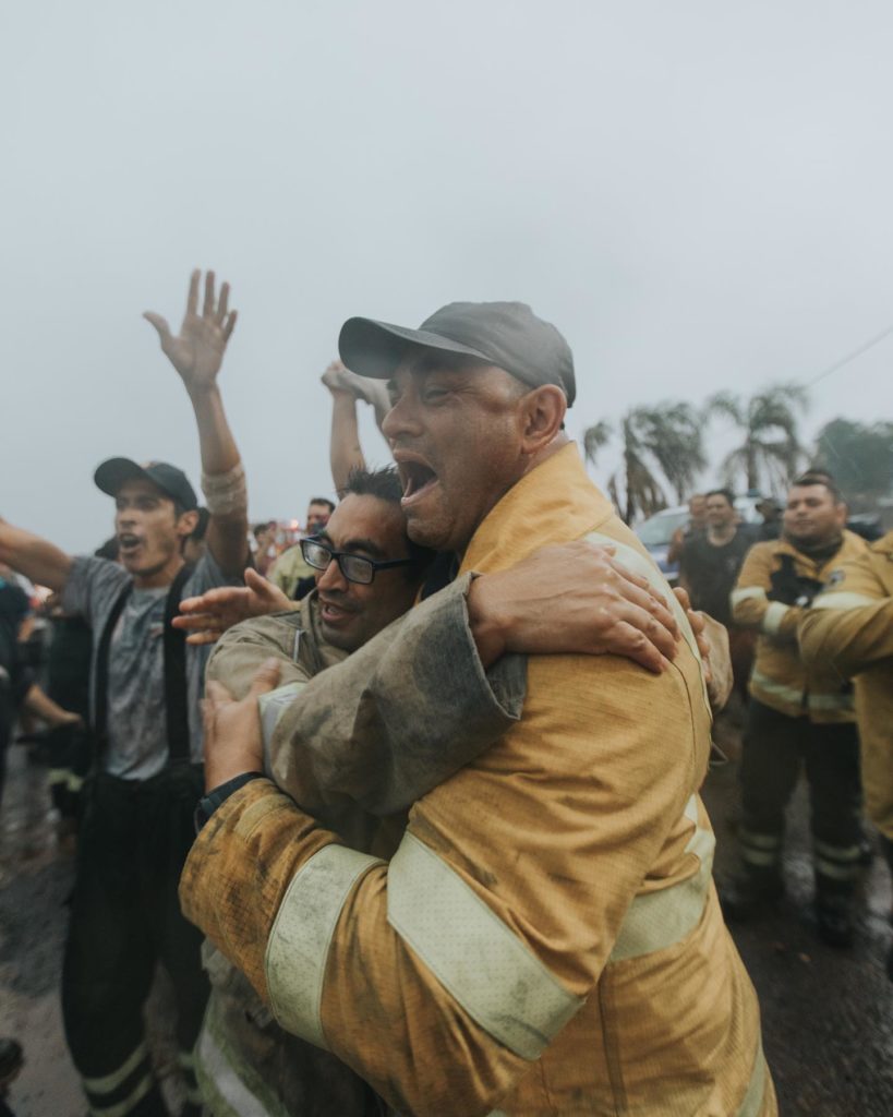 Llovió en Corrientes y las imágenes de los bomberos festejando bajo el agua son realmente emocionantes