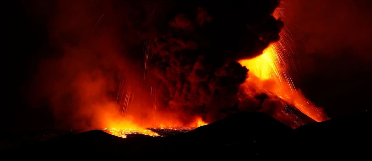 El volcán del monte Etna, en Italia, entró en erupción nuevamente