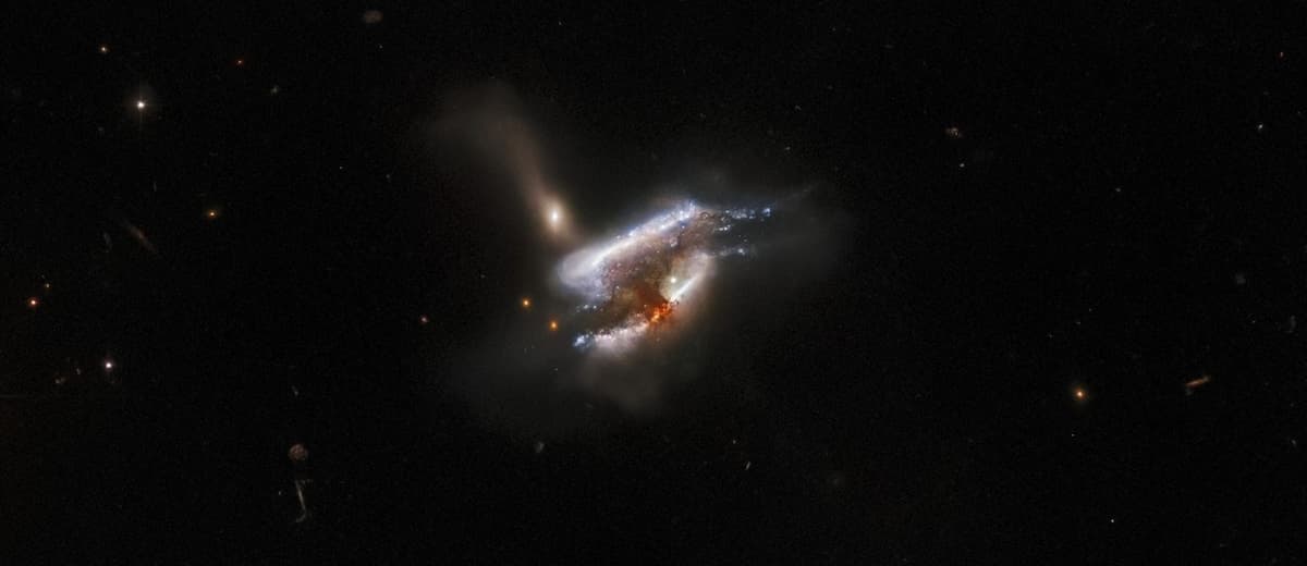 NASA compartió una imagen en la que tres galaxias colisionan y se fusionan