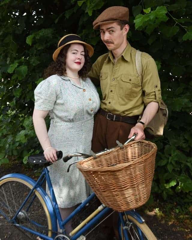 Pareja británica vive como si fuese 1930 - Posan con bicicleta