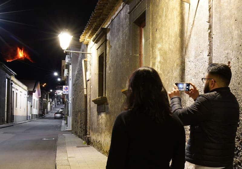 Personas fotografían el monte etna en erupción 