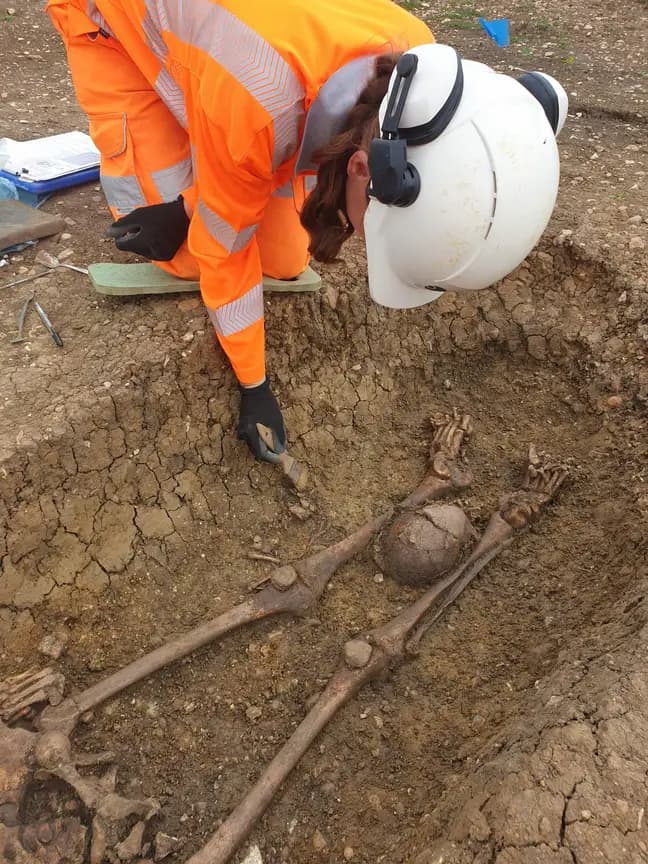 encuentran esqueletos en rieles en construcción