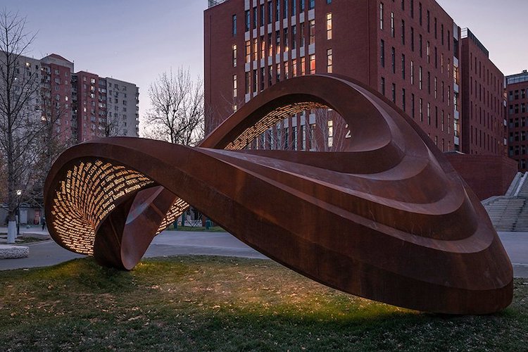 Esta escultura de acero en Pekín se ilumina diciendo hola en 101 idiomas diferentes