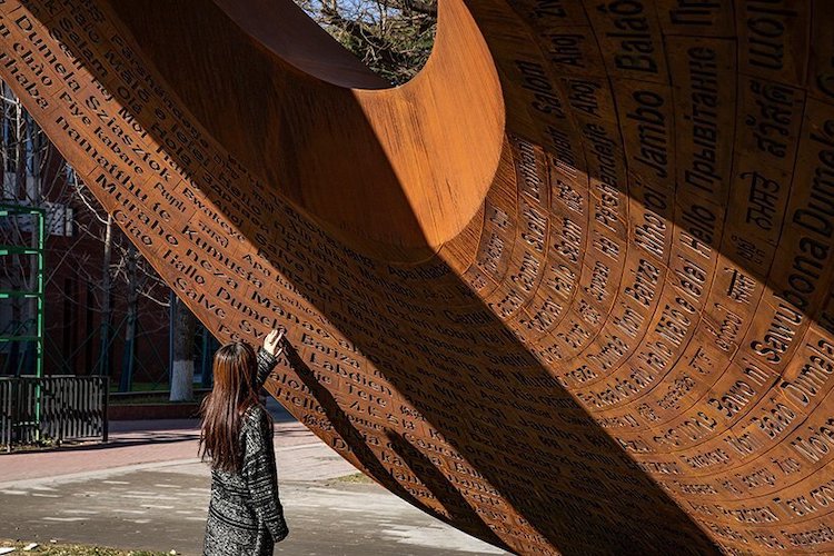 image escultura en Pekín escultura en Pekin dice hola en 101 idiomas diferentes 3